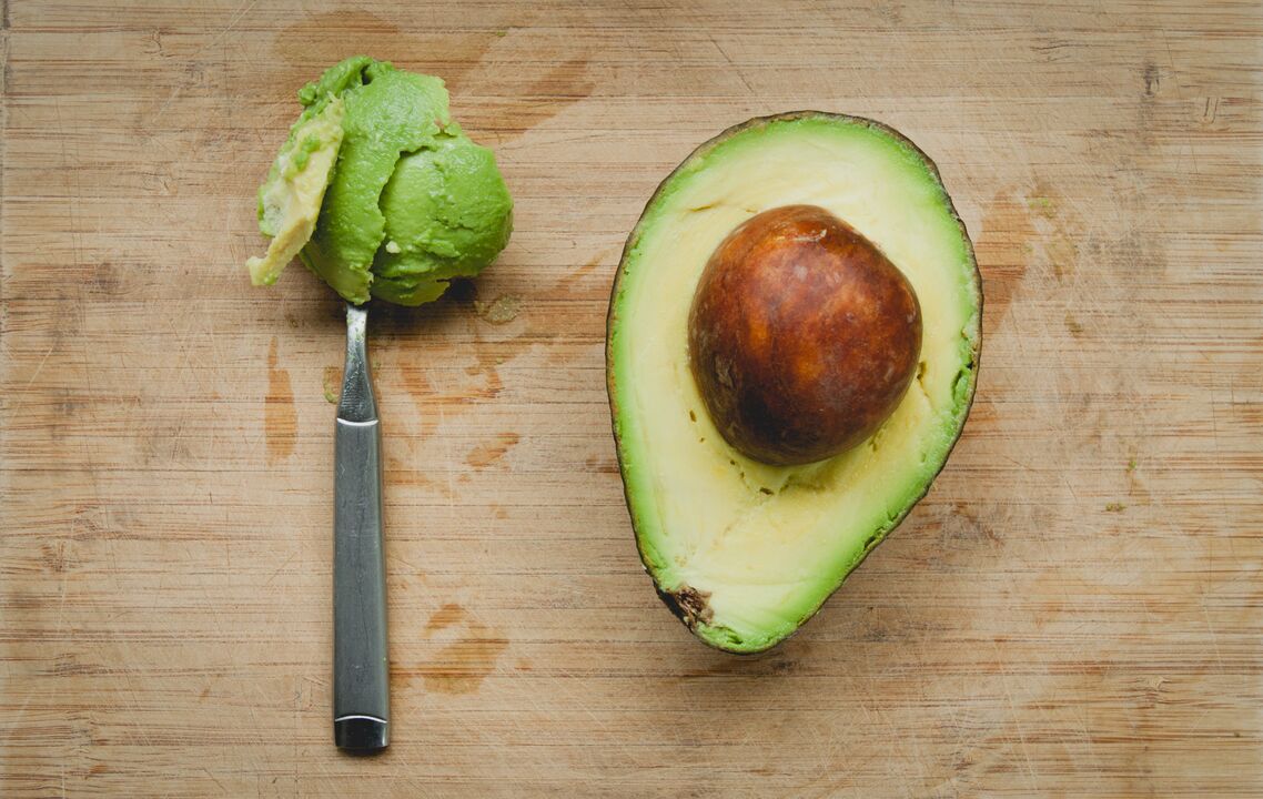 Avokado je uvršten u jelovnik keto dijete zbog visokog sadržaja biljnih masti i proteina. 